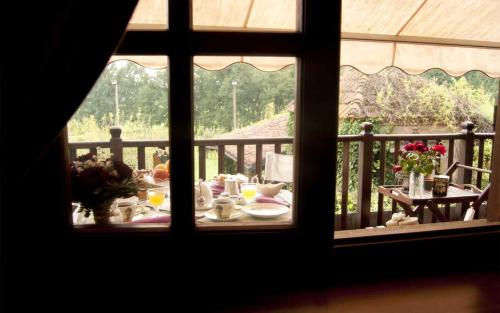 vistas a una mesa con comida en el balcón en BeB MadamaDorè, en Andezeno