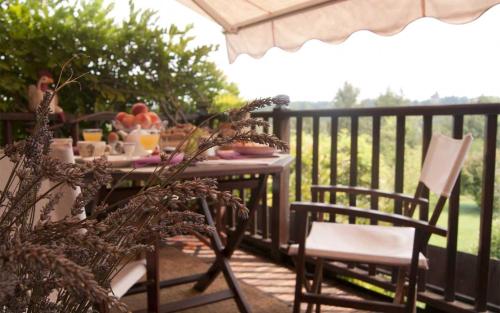 un tavolo e due sedie su una terrazza con tavolo e sedie di BeB MadamaDorè ad Andezeno