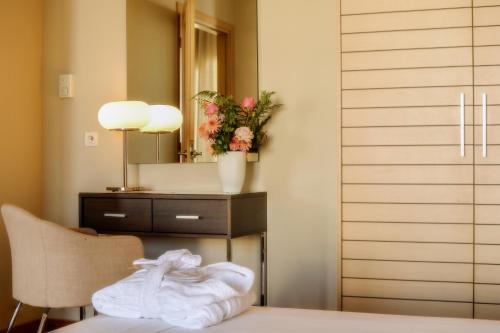sypialnia z lustrem i stołem z ręcznikami w obiekcie Astoria Hotel Thessaloniki w Salonikach