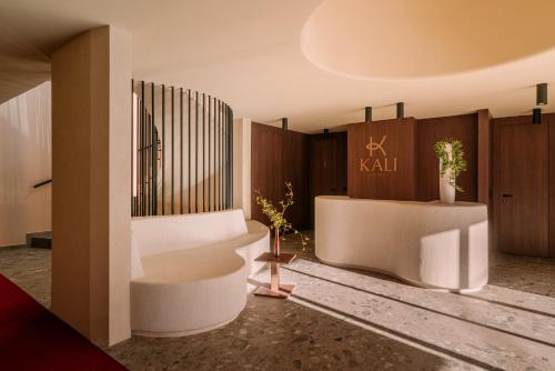 a bathroom with a white tub and a toilet at Hotel Kali in Kali
