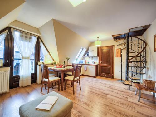 cocina y sala de estar con mesa y sillas en VisitZakopane - Olymp Apartament, en Zakopane