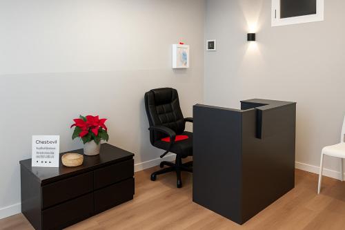 a office with a black chair and a desk at Cozy Nook in Valencia