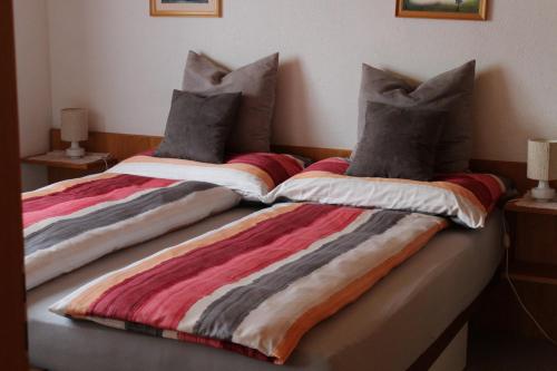 dos camas sentadas una al lado de la otra en un dormitorio en Hus Pravis en Klosters
