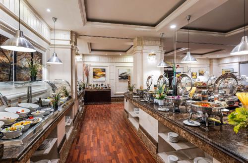 Makanan di atau berdekatan hotel