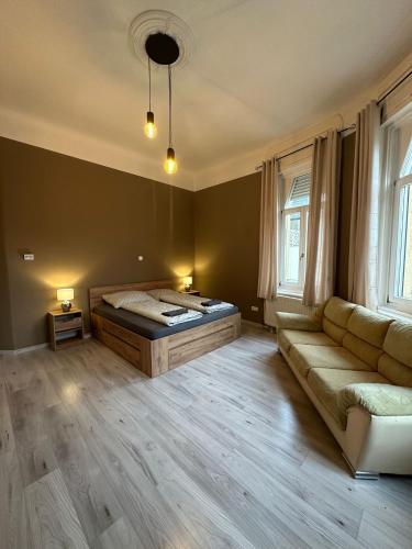 Deri Hangout Base by Downtown