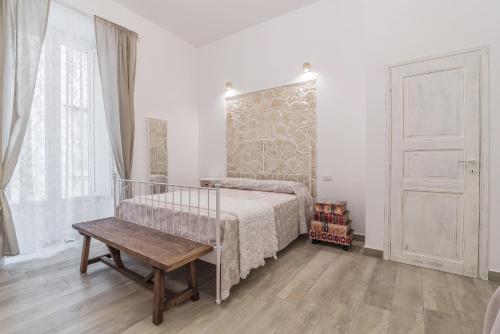 una camera con letto e tavolo in legno di Le Villanelle B&B a Napoli