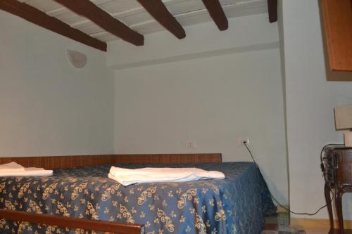 una camera con un letto e una coperta blu di Suites Imperiali Guest House a Roma
