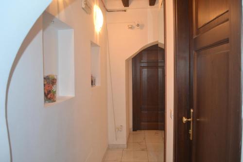 corridoio con porta e pavimento piastrellato di Suites Imperiali Guest House a Roma