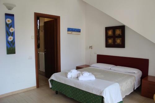 a bedroom with a bed with towels on it at Il Casaletto Dei Ludi in Aranova