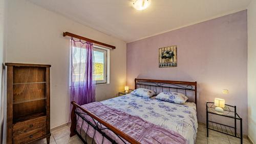 a bedroom with a bed and a window at Apartman Roza 1 by Villas Guide in Vela Luka
