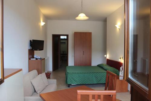 ein Wohnzimmer mit einem Bett und einem Sofa in der Unterkunft Il Casaletto Dei Ludi in Aranova