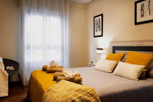 a bedroom with a bed with two teddy bears on it at Apartamento Baztangoa II Centro Elizondo in Elizondo