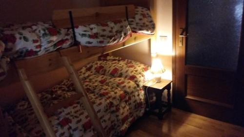 クールマイヨールにあるLilly Houseのベッドルーム1室(二段ベッド2組、ランプ付)