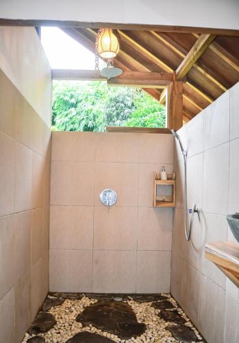a bathroom with a shower with a ceiling at Beda gaya ecolodge Rangsot 2 in Tanjung