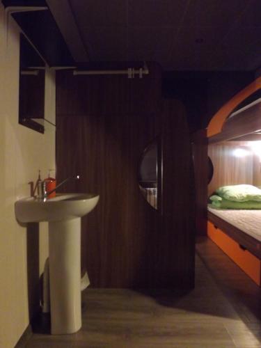 エカテリンブルクにあるホステル ウユトノイ ミステチカのバスルーム(シンク、ベッド付)