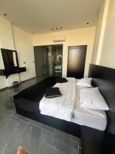 Un pat sau paturi într-o cameră la Ohio villa