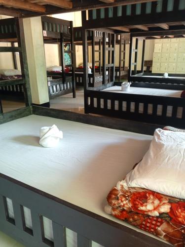 a room with two bunk beds at Dormitory Hostel Cam Uo in Nongkhiaw