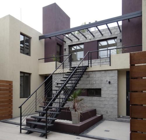 une maison avec un escalier en colimaçon devant elle dans l'établissement Departamentos Las Cañas, à Mendoza