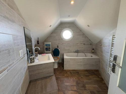 ein Badezimmer mit Badewanne, Toilette und Waschbecken in der Unterkunft Roq duplex in Valras-Plage