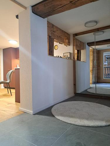 a living room with a rug and a glass shower at Le cocon de Mâche in Hérémence
