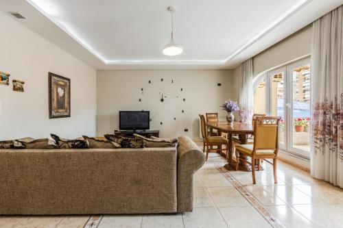 New Bazaar Panorama by PikHost