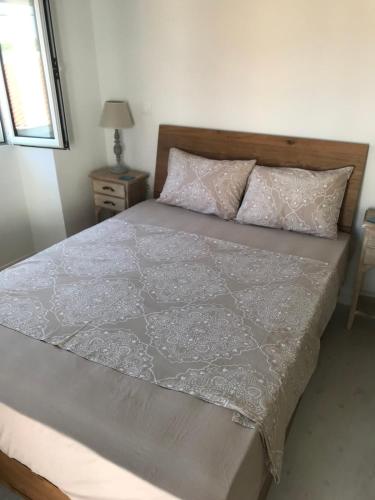 ein Schlafzimmer mit einem großen Bett mit hölzernem Kopfteil in der Unterkunft Kasimiotis studio in Koroni