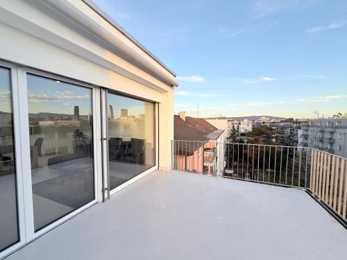 BASELiving 3BR Penthouse - Skyline View - Private Lift - Free Baselcard
