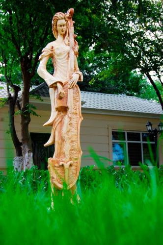 a statue of a woman standing in the grass at Vilesh Palace Hotel in Masallı