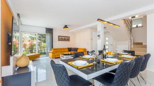 Sky & Sea Luxury Home with Whirpool&Sauna by Villas Guide