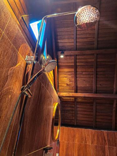 a view of a shower in a room at Dudu Cottage Nusa Penida in Nusa Penida
