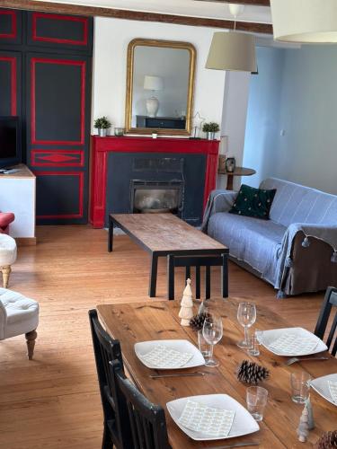 a living room with a table and a couch at Longère 6-8 personnes - L'Ecrin Vert in Loison-sur-Créquoise