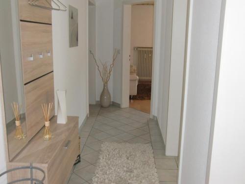 un couloir avec une table et un vase dans l'établissement Ferienwohnung Uli Schätzle, à Hornberg