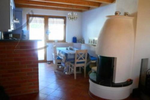 a living room with a table and a fireplace at Meisters Ferienhaus in Lechbruck