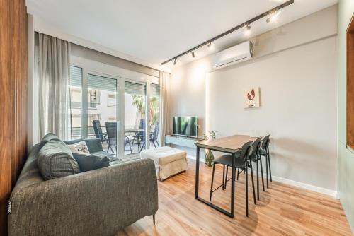 Luxury Seaview Apartment by PikHost