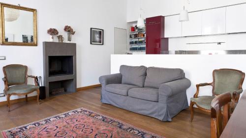ein Wohnzimmer mit einem Sofa und 2 Stühlen in der Unterkunft Italianway-Vincenzo Monti in Mailand