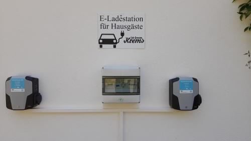 a sign on a wall with two machines on a shelf at Café-Pension Krems in Waischenfeld