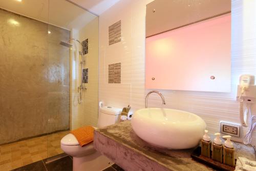 Kúpeľňa v ubytovaní Armoni Patong Beach Hotel