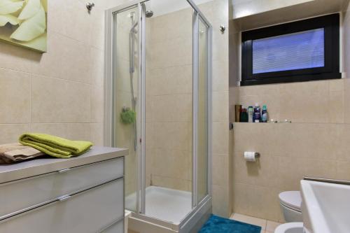 W łazience znajduje się prysznic ze szklanymi drzwiami. w obiekcie Home Sorbara "Luxury Home" w Rzymie
