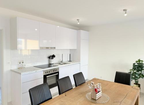 BASELiving 3BR Penthouse - Skyline View - Private Lift - Free Baselcard