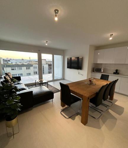 BASELiving 3BR Penthouse - Skyline View - Private Lift - Free Baselcard