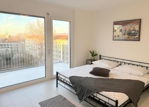 BASELiving 3BR Penthouse - Skyline View - Private Lift - Free Baselcard