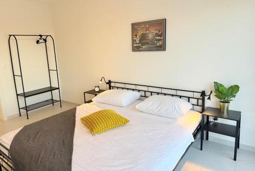 BASELiving 3BR Penthouse - Skyline View - Private Lift - Free Baselcard
