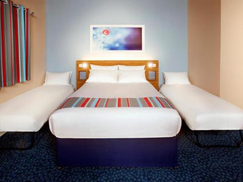 two twin beds in a hotel room at Travelodge Widnes in Widnes