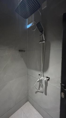 a shower with a shower head in a bathroom at Seet Room in Bilād Sayt
