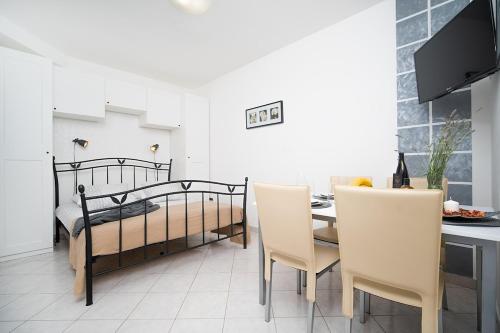 Studio apartment near the waterfront 08