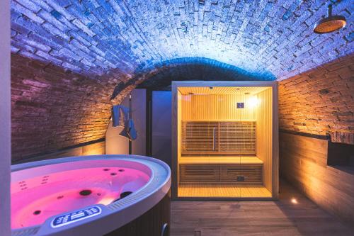 a bathroom with a red tub and a blue ceiling at Collazzi 15 in Montepulciano