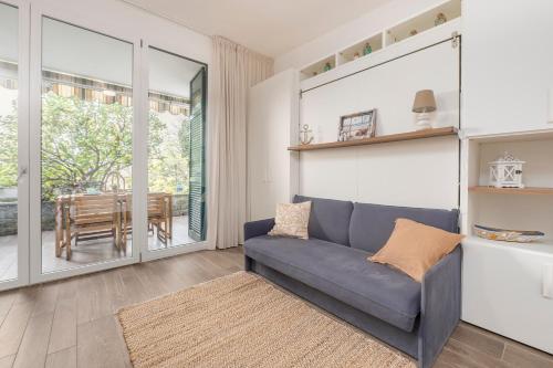 a living room with a couch and a table at 070 - Villa OLANDA con veranda VISTA MARE a 5 minuti SPIAGGIA con PISCINA CONDOMINIALE in Sestri Levante
