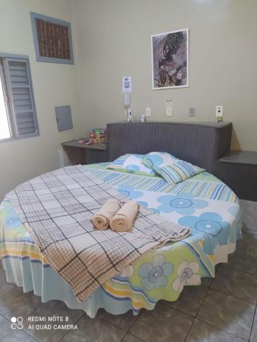 ein Schlafzimmer mit einem Bett, auf dem zwei Handtücher liegen in der Unterkunft Hostel um espaço perfeito para seu descanso in Cianorte