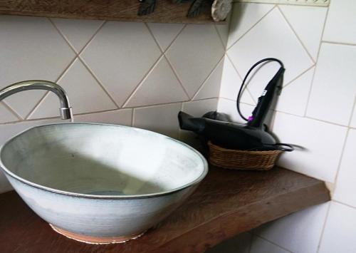 a bowl sink on a counter in a bathroom at Paraty Villa d`agua Temporada in Paraty