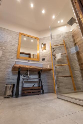 a bathroom with a sink and a mirror at Agriturismo Cupello in Cagnano Amiterno